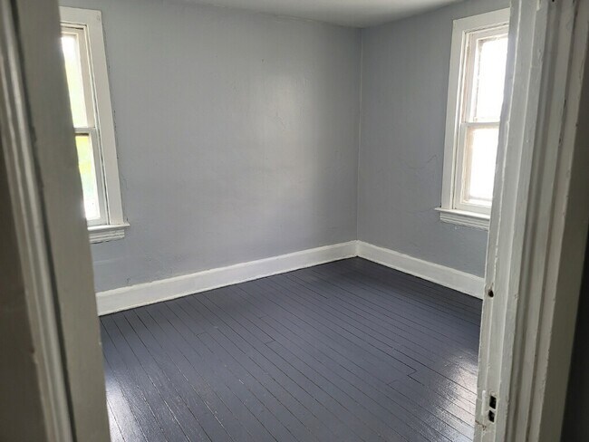 Building Photo - 742 W King St