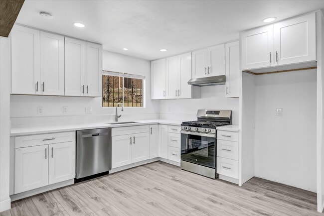 Building Photo - 2040 E 5th St