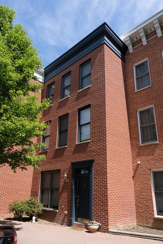 Building Photo - 219 S Fremont Ave