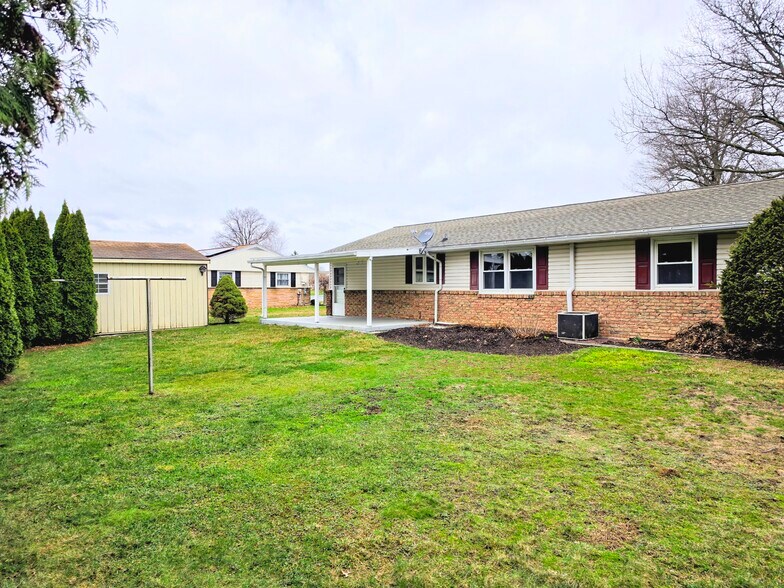 Building Photo - 2 Colonial Ave