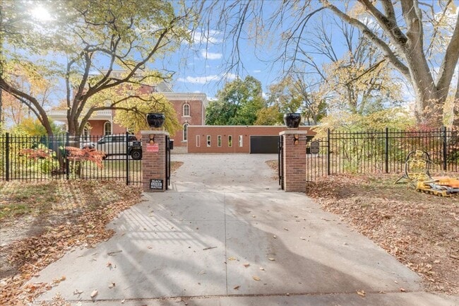 Building Photo - Historic, Character-Rich House - 3 Bed, 3 Bath (2 Full, 2 Half)