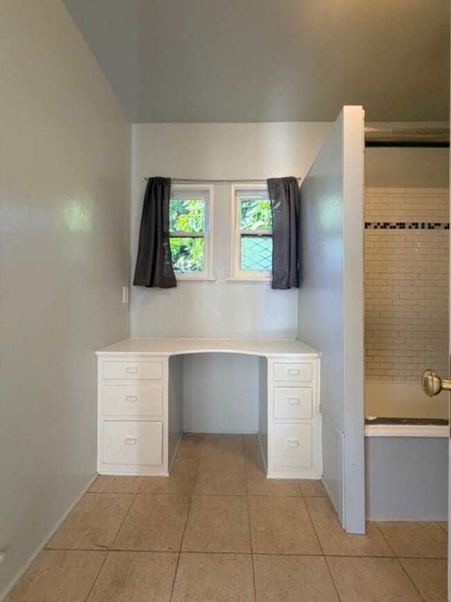 Building Photo - 251ivy