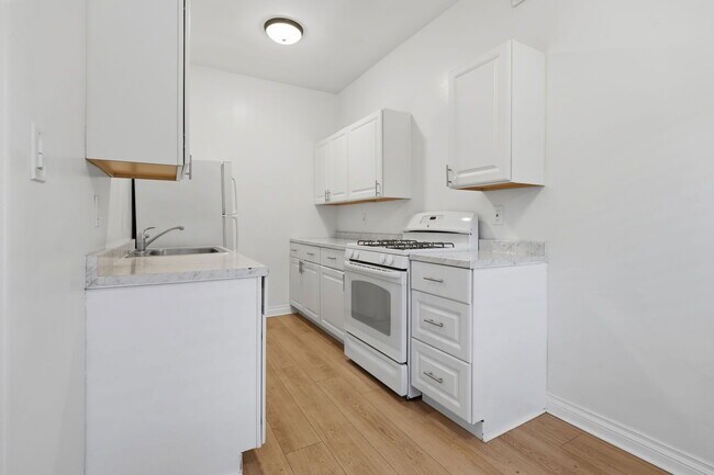 Building Photo - 724 S Mariposa Ave