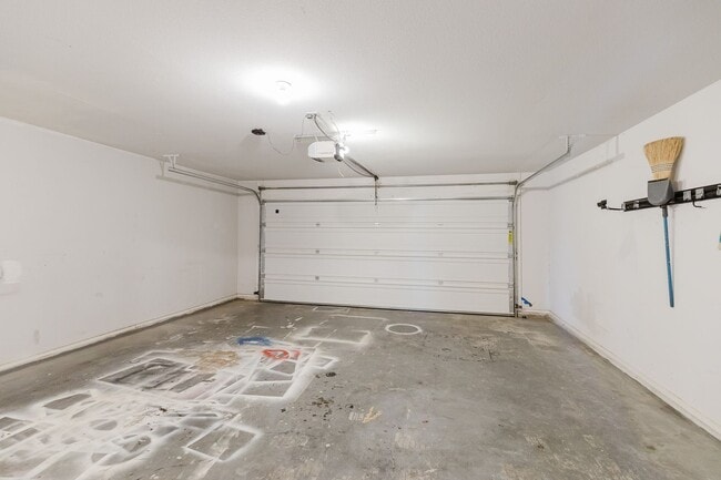 Building Photo - MOVE IN SPECIAL: $500 off the First Month ...