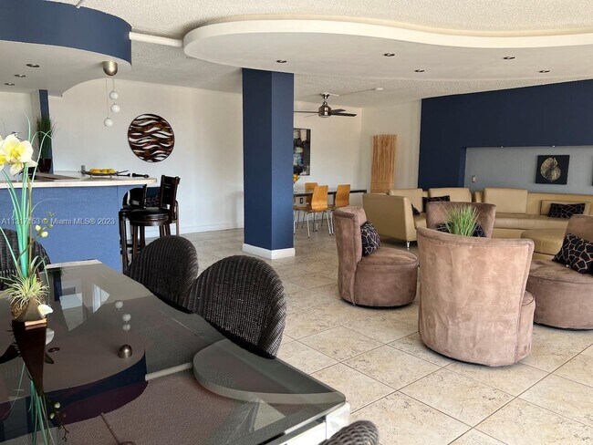 Building Photo - 2500 NE 135th St