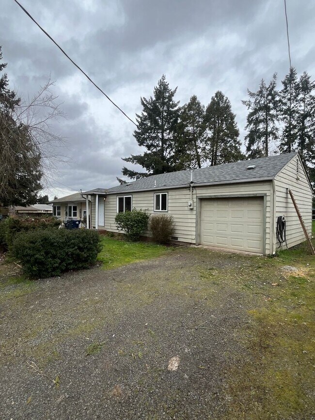 Building Photo - 2-Bedroom 1-Bathroom home close in Springfield