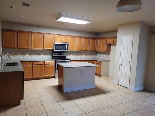 Building Photo - 2780 Sunlight Dr