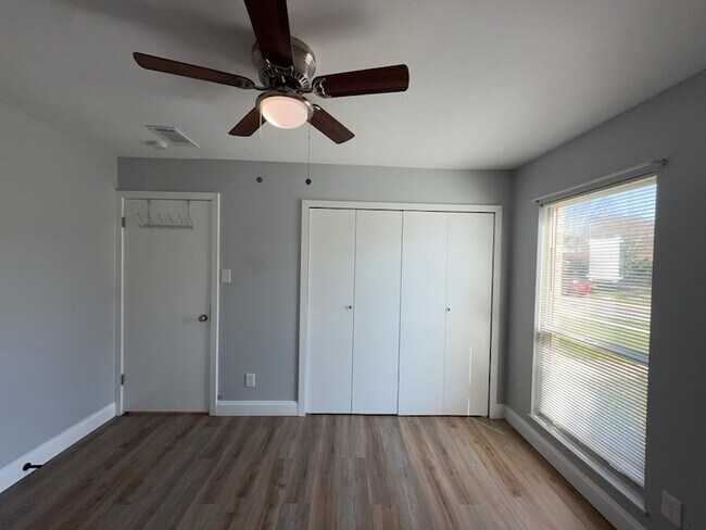 Building Photo - 8917 Vernon Dr