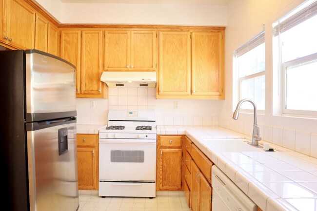 Building Photo - Spacious 3-bedroom townhome in the Liberty...