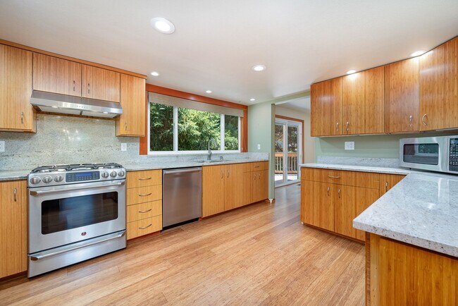 Building Photo - 5 Bed 3 Bath home In Bellevue Available Now