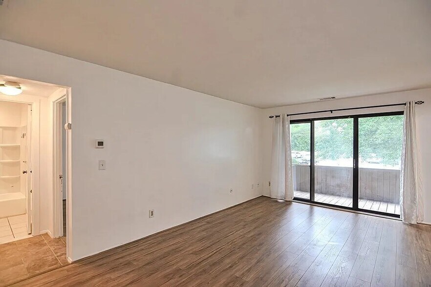 Building Photo - 42 Shrewsbury Green Dr