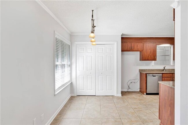 Building Photo - 2704 Woodcliff Dr E