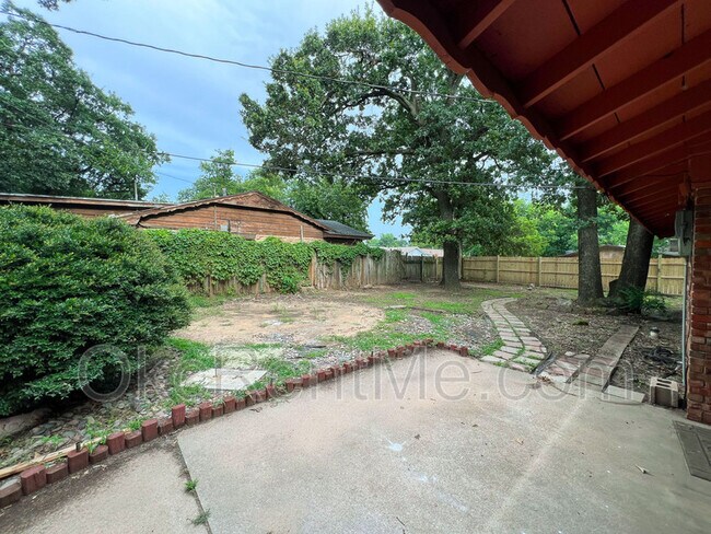 Building Photo - 2700 N Wheeler Ave
