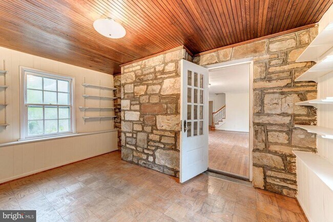 Building Photo - 1239 S Oakcrest Rd