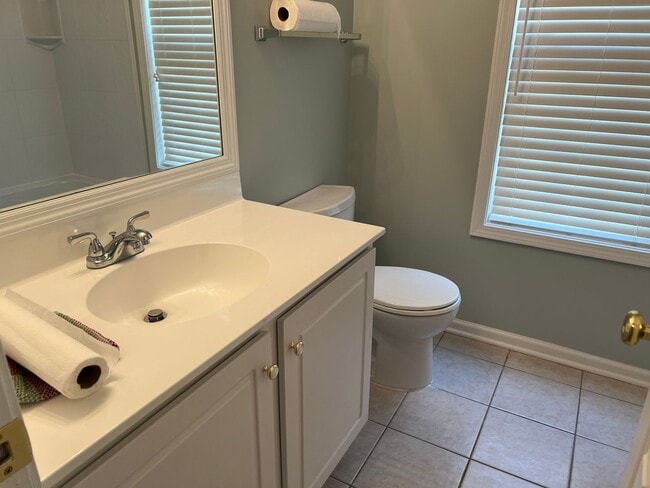 Building Photo - Beautiful Lake Side Location! Lake Linden ...