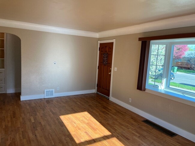 Building Photo - 4 bed / 1 1/2 bath home midtown!
