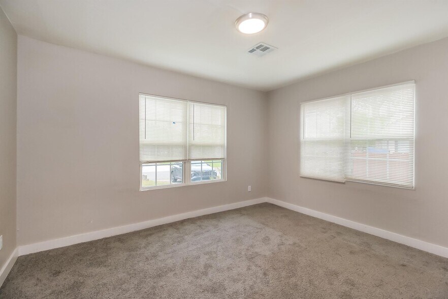 Building Photo - 1420 NW 94th St