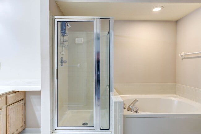 Building Photo - SPACIOUS 3 BEDROOM 2 BATH W/2 CAR GARAGE