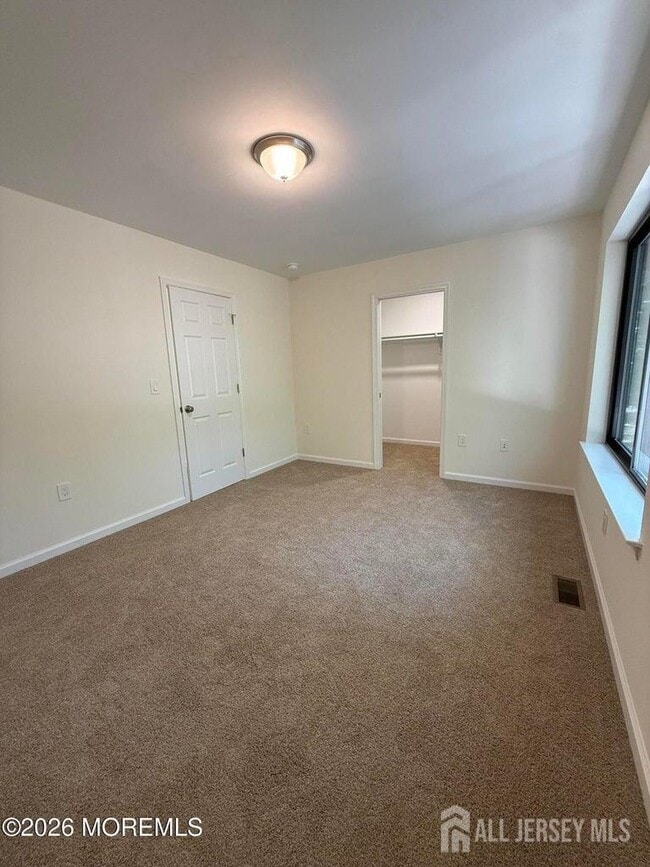 Building Photo - 5 Canary Cir