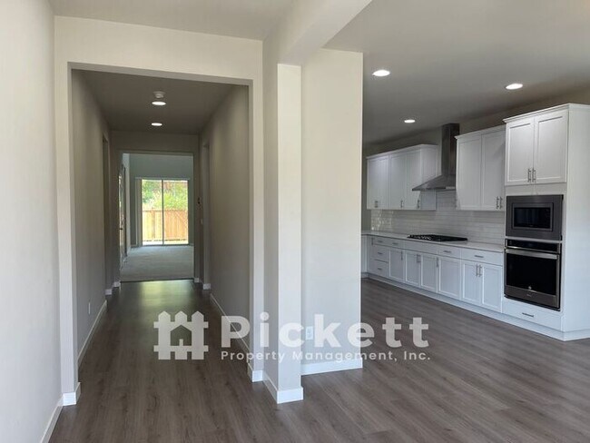 Building Photo - Large 4 Bedroom McCormick Woods Home
