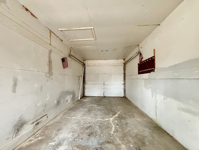 Building Photo - Great 2 Bedroom Duplex Unit With Tons of S...