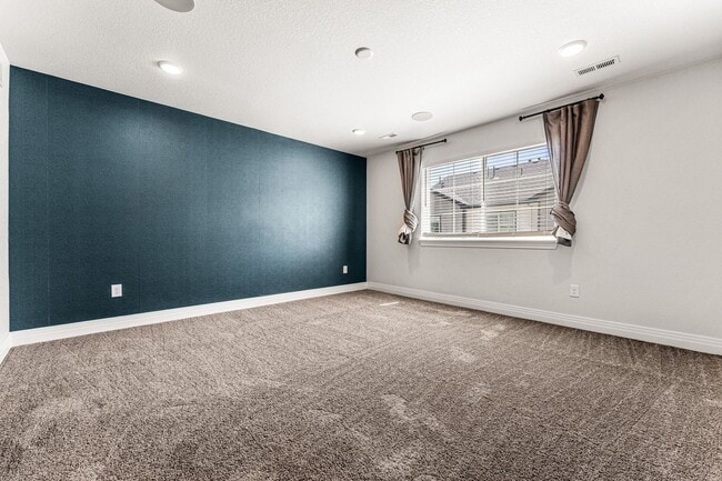 Building Photo - Modern Townhome in Commerce City!
