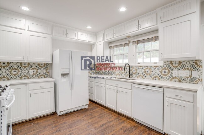 Building Photo - Charming Monticello Townhome – 4 Beds, Updated Kitchen & On-Site Parking