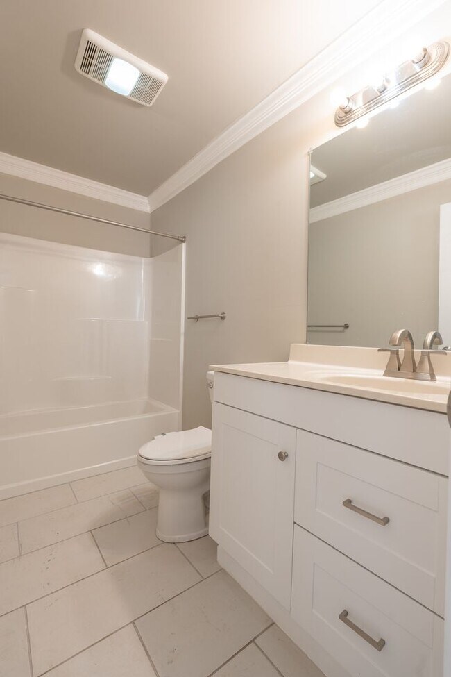 Building Photo - MOVE IN READY 2 Bedroom in the Heart of Oceanview!