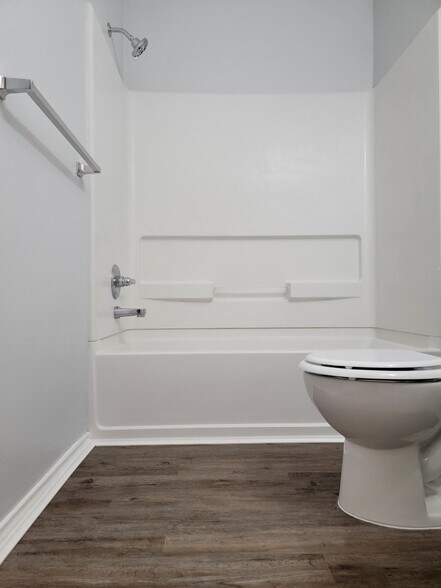 Hall Bath - 3016 Princeton Ave
