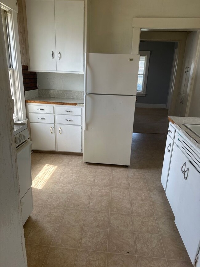 Building Photo - 2 bedroom house