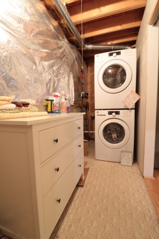 Building Photo - "COMING SOON" Spacious 4 + 2.5 SFH + Renov...