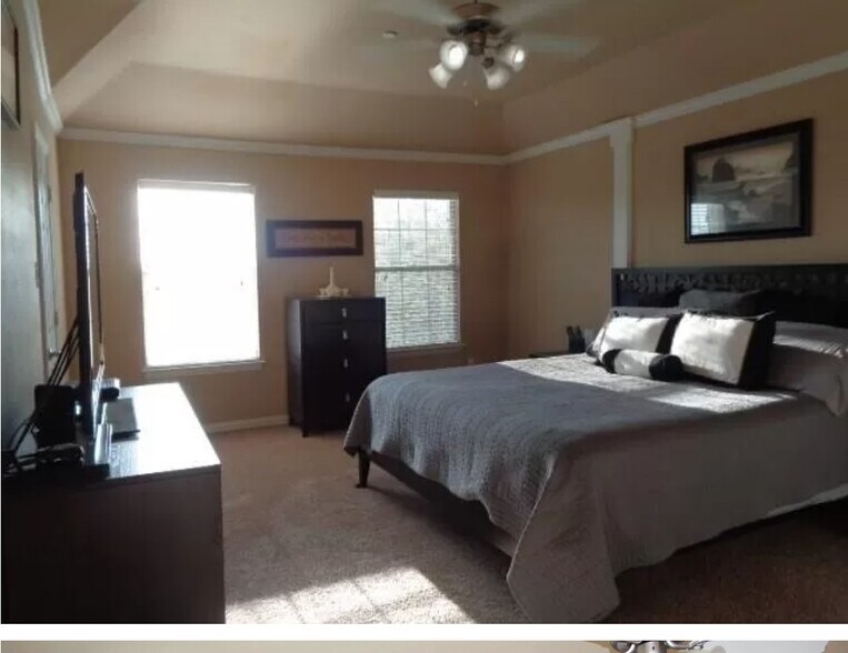 Building Photo - 8704 Manhattan Ave