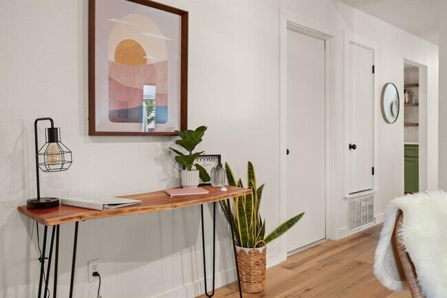 Building Photo - 11011 Jordan Ln