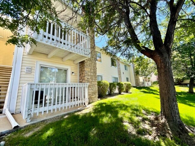 Building Photo - 2-Bedroom in Woodside Condos