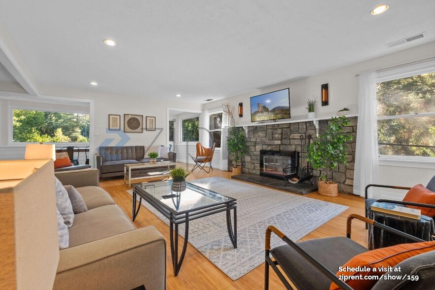 Building Photo - 10590 River Dr