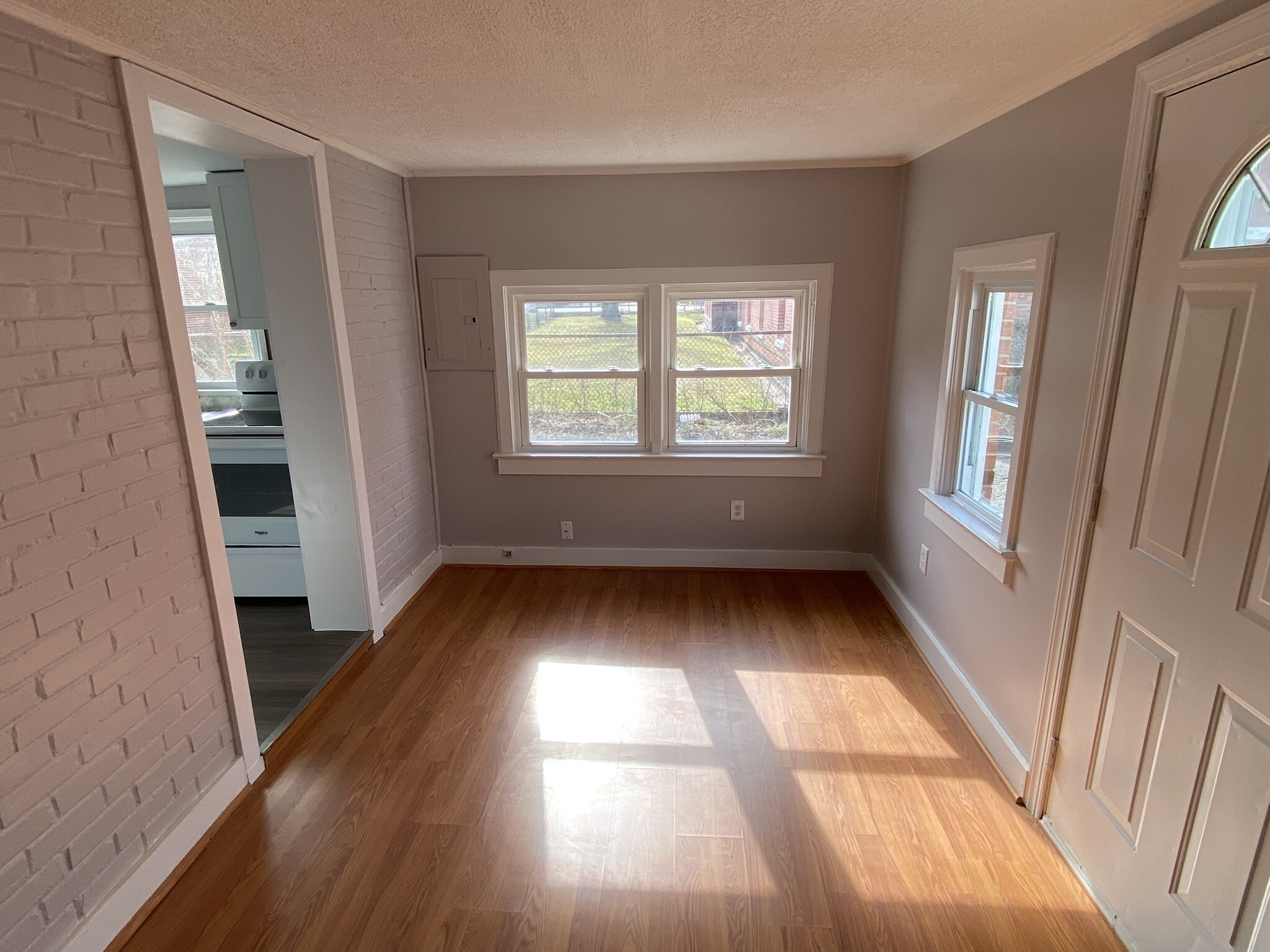 Spacious living room - 264 4th Ave