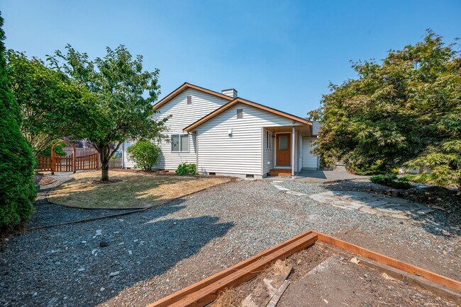 Building Photo - 418 SW Erie Cir