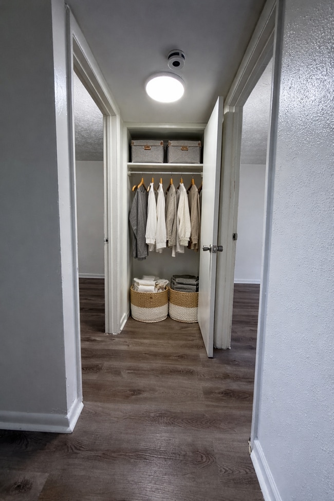 Building Photo - 905 E Thomas St