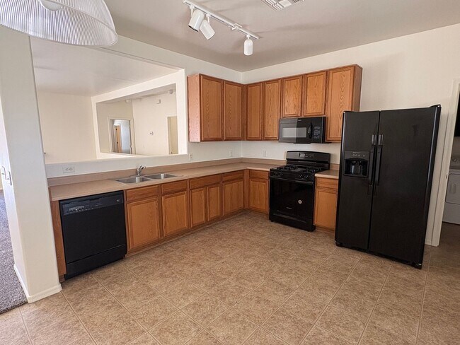 Building Photo - 3 Bed 2 Bath Gated Home On Grant & Silverbell With Community Pool