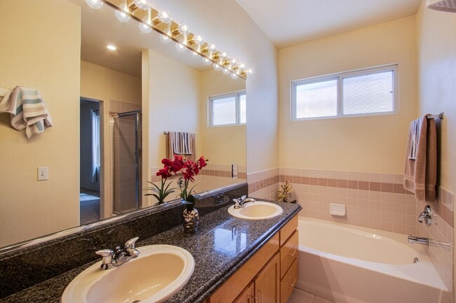 Building Photo - 4 bedroom 3 bath centrally located home