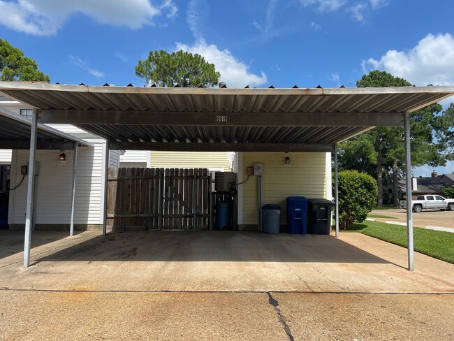 Building Photo - Townhome in Gated Community