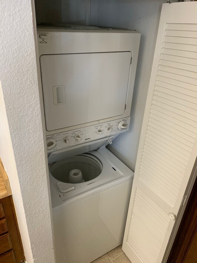 Building Photo - Spacious Condo w/ Washer/Dryer, A/C & View!