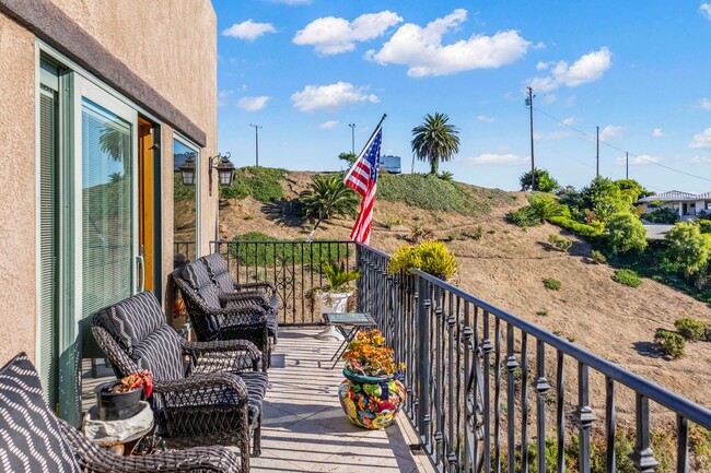 Building Photo - Spectacular Home on the hill