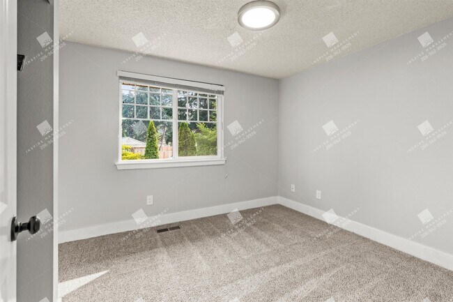 Building Photo - 4BR + Finished Heated Garage | Fenced 1/4 Acre | Mins to JBLM
