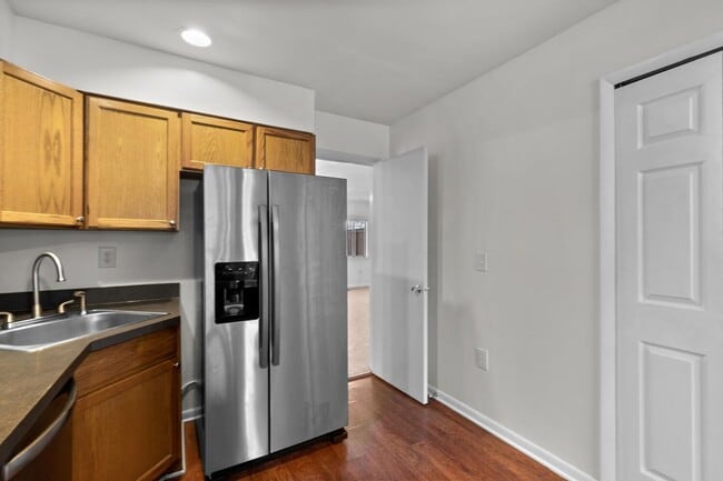 Building Photo - Updated 1800+ sq/ft 3 bdrm 2.5 bath end unit townhome