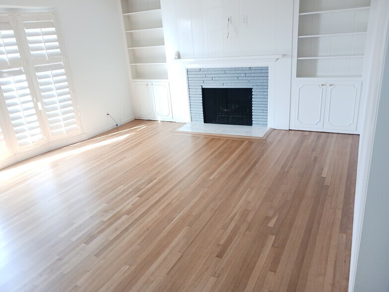 Living Room - 6012 S Kings Rd