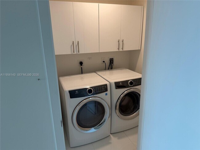 Building Photo - 851 NE 1st Ave