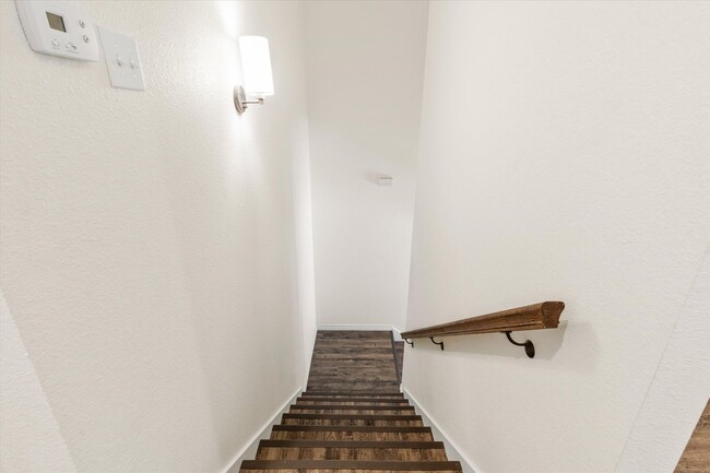 Building Photo - 1402 Courtney Pl