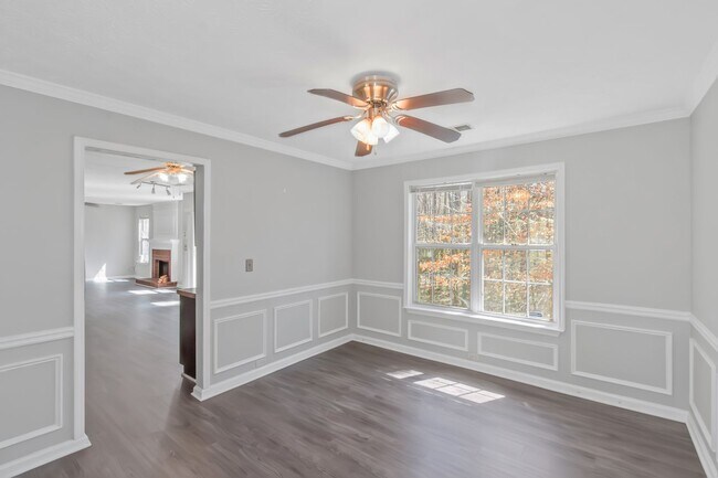 Building Photo - Spacious and inviting