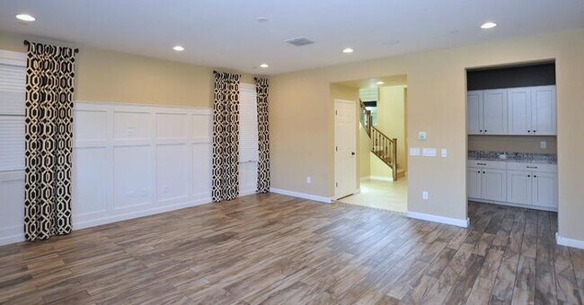 Building Photo - Stunning Executive Home (former model) in ...